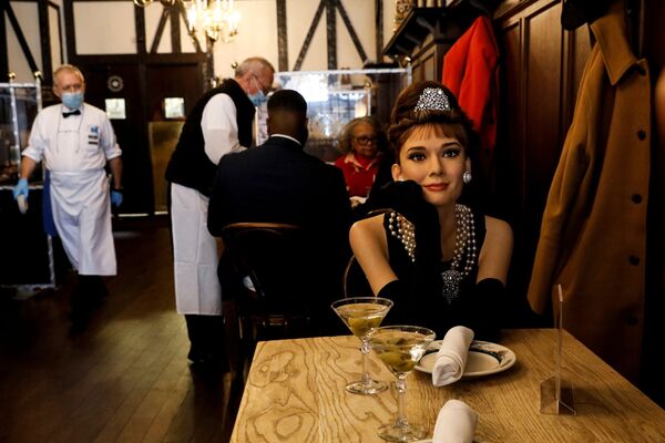 Tượng sáp Audrey Hepburn tại nhà hàng Peter Luger Steakhouse ở New York - Sputnik Việt Nam