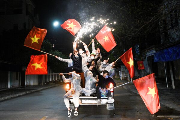 Người dân ăn mừng kết thúc giãn cách xã hội ở Chí Linh, tỉnh Hải Dương, Việt Nam - Sputnik Việt Nam