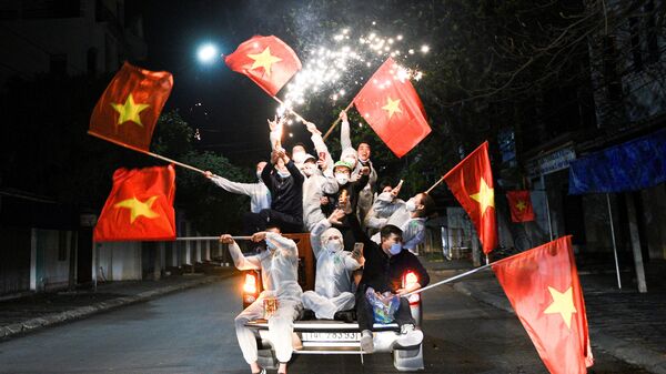 Người dân ăn mừng kết thúc giãn cách xã hội ở Chí Linh, tỉnh Hải Dương, Việt Nam - Sputnik Việt Nam