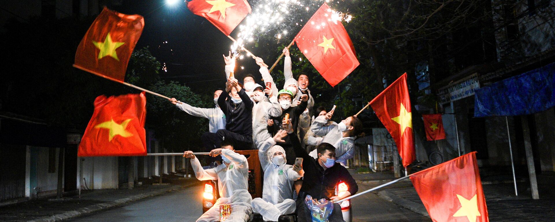 Người dân ăn mừng kết thúc giãn cách xã hội ở Chí Linh, tỉnh Hải Dương, Việt Nam - Sputnik Việt Nam, 1920, 24.04.2021