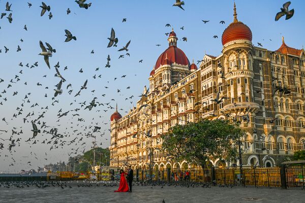 Cặp đôi tạo dáng trước khách sạn Taj Mahal ở Mumbai - Sputnik Việt Nam