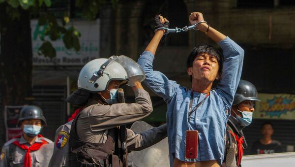 Một người biểu tình bị cảnh sát bắt giữ trong cuộc xuống đường chống lại cuộc đảo chính quân sự ở Yangon, Myanmar - Sputnik Việt Nam