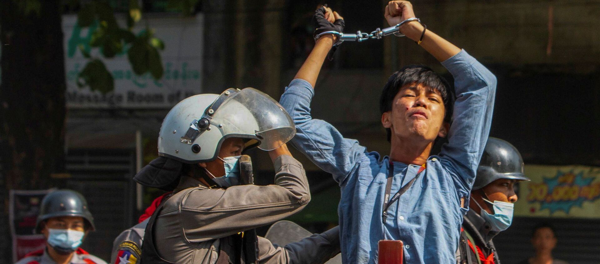 Một người biểu tình bị cảnh sát bắt giữ trong cuộc xuống đường chống lại cuộc đảo chính quân sự ở Yangon, Myanmar - Sputnik Việt Nam, 1920, 11.03.2021