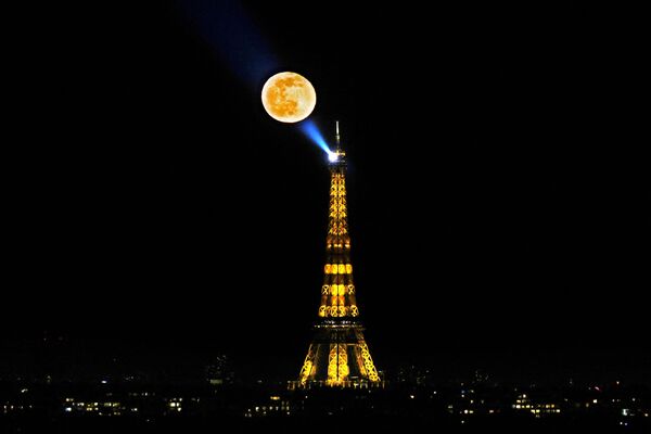 Mặt trăng trên nền tháp Eiffel ở Paris - Sputnik Việt Nam