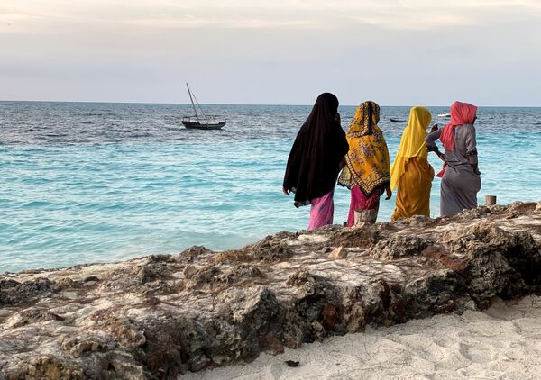 Những người phụ nữ trên bờ biển đảo Zanzibar - Sputnik Việt Nam