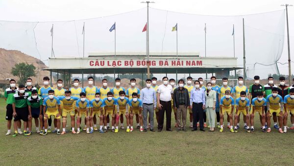 Lãnh đạo thành phố Vĩnh Yên cùng các cầu thủ Câu lạc bộ bóng đá Hải Nam tại sân tập.  - Sputnik Việt Nam