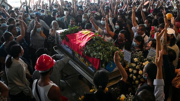 Dân chúng Yangon trong đám tang người bị bắn chết trong cuộc biểu tình phản đối đảo chính quân sự ở Myanmar. - Sputnik Việt Nam