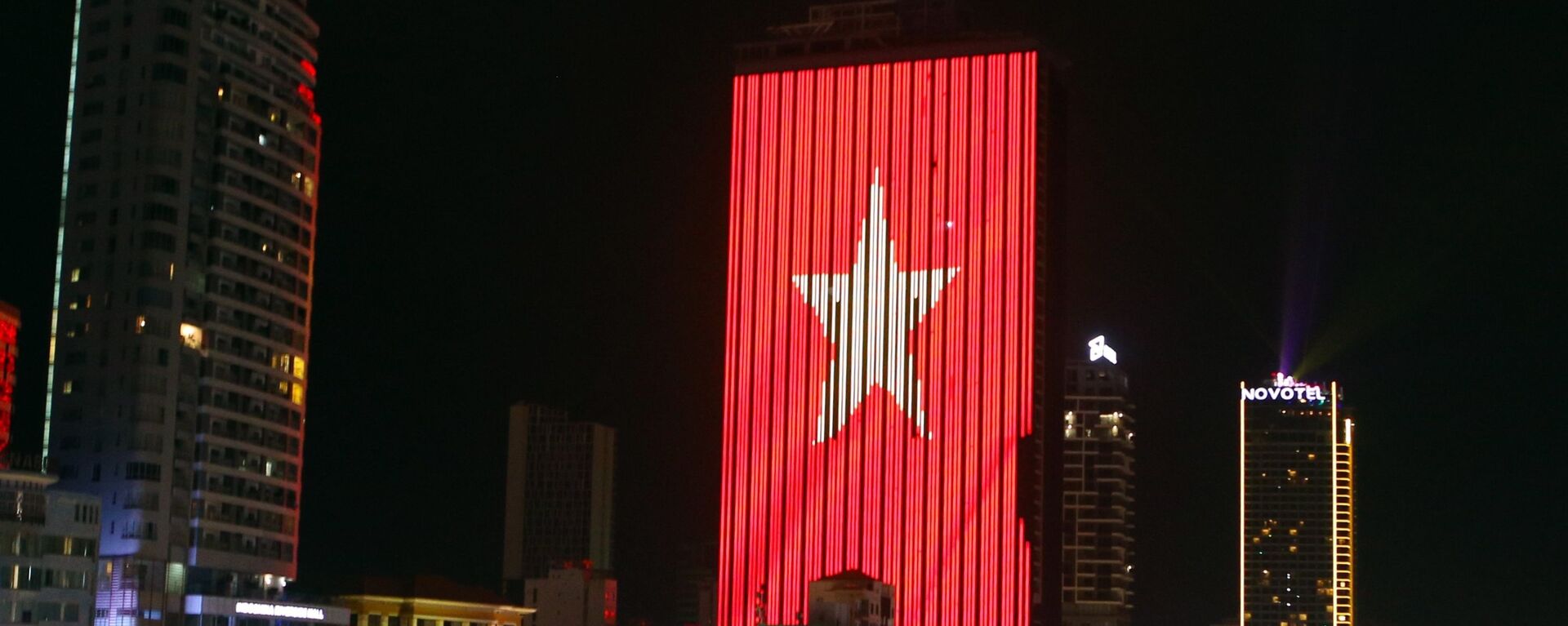 Nhiều tòa nhà dọc bờ sông Hàn sẽ được chiếu sáng nghệ thuật trong chương trình Đà Nẵng về đêm. - Sputnik Việt Nam, 1920, 05.03.2021