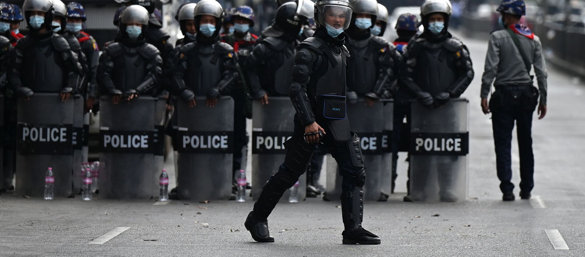 Cảnh sát trong cuộc biểu tình chống lại một cuộc đảo chính quân sự ở Myanmar. - Sputnik Việt Nam, 1920, 05.03.2021