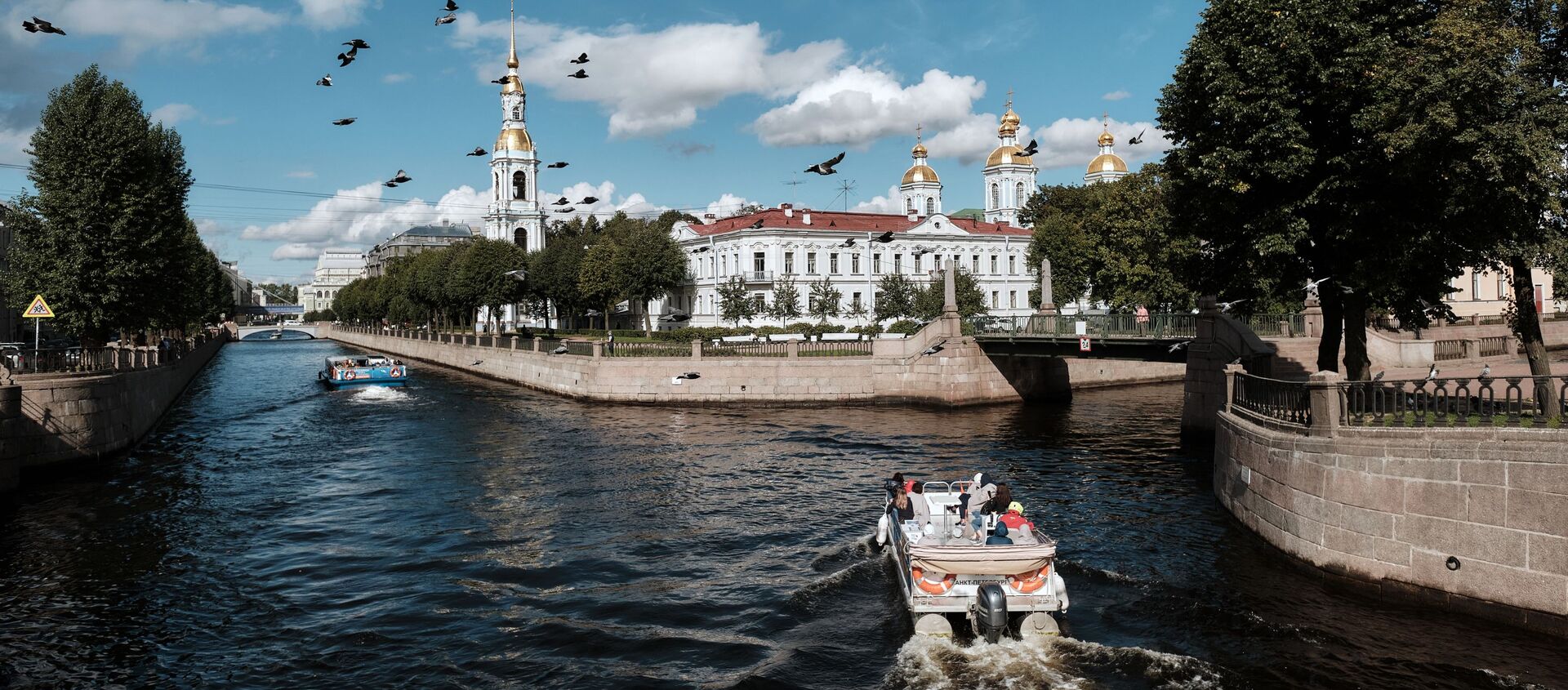 Kênh Griboyedov và kênh Kryukov gần Nhà thờ Hải quân Thánh Nikolai ở St.Petersburg - Sputnik Việt Nam, 1920, 07.03.2021