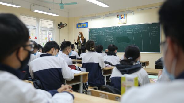 Giáo viên và học sinh lớp 11A2, Trường THPT Trần Nhân Tông, quận Hai Bà Trưng thực hiện nghiêm túc việc đeo khẩu trang trong lớp - Sputnik Việt Nam