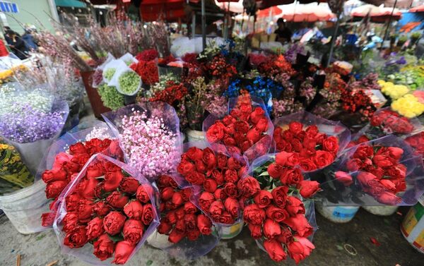 Vào ngày 7/3, tại chợ hoa Quảng An một trong những chợ hoa lớn nhất Hà Nội, tất cả các mặt hàng hoa đều còn số lượng lớn. Nhiều loại hoa hồng được tiểu thương chia nhỏ để dễ bán cho khách lẻ. Giá mỗi bó dao động từ 30.000- 60.000 đồng/bó (tùy loại). - Sputnik Việt Nam