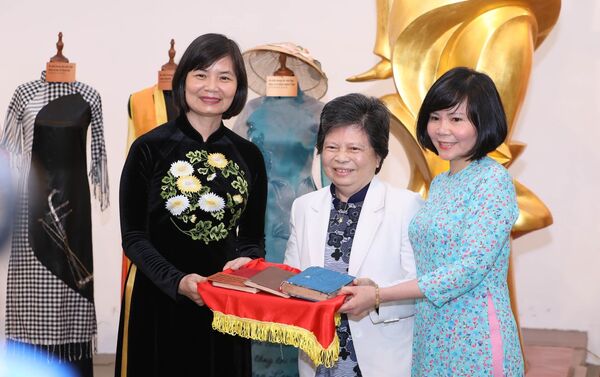PGS.TS Nguyễn Thị Phượng trao tặng cho Bảo tàng Phụ nữ Việt Nam 3 cuốn nhật ký từ năm 1960 – 1976. - Sputnik Việt Nam
