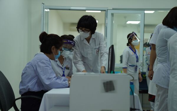 Nhân viên y tế đang chuẩn bị tiêm phòng - Sputnik Việt Nam