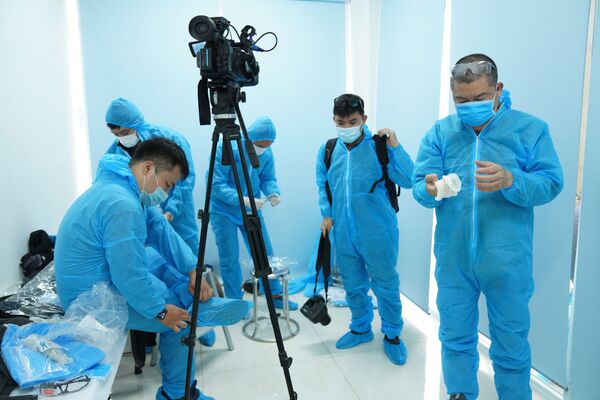 Các nhà báo có mặt tại sự kiện đều mặc trang phục bảo hộ y tế - Sputnik Việt Nam