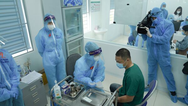 Bệnh nhân chờ tiêm vaccine ngừa Covid-19 - Sputnik Việt Nam