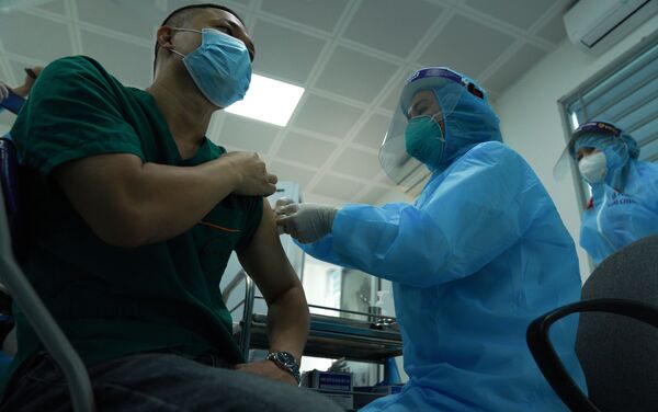 Bệnh nhân đang được tiêm vắc-xin Covid-19 - Sputnik Việt Nam