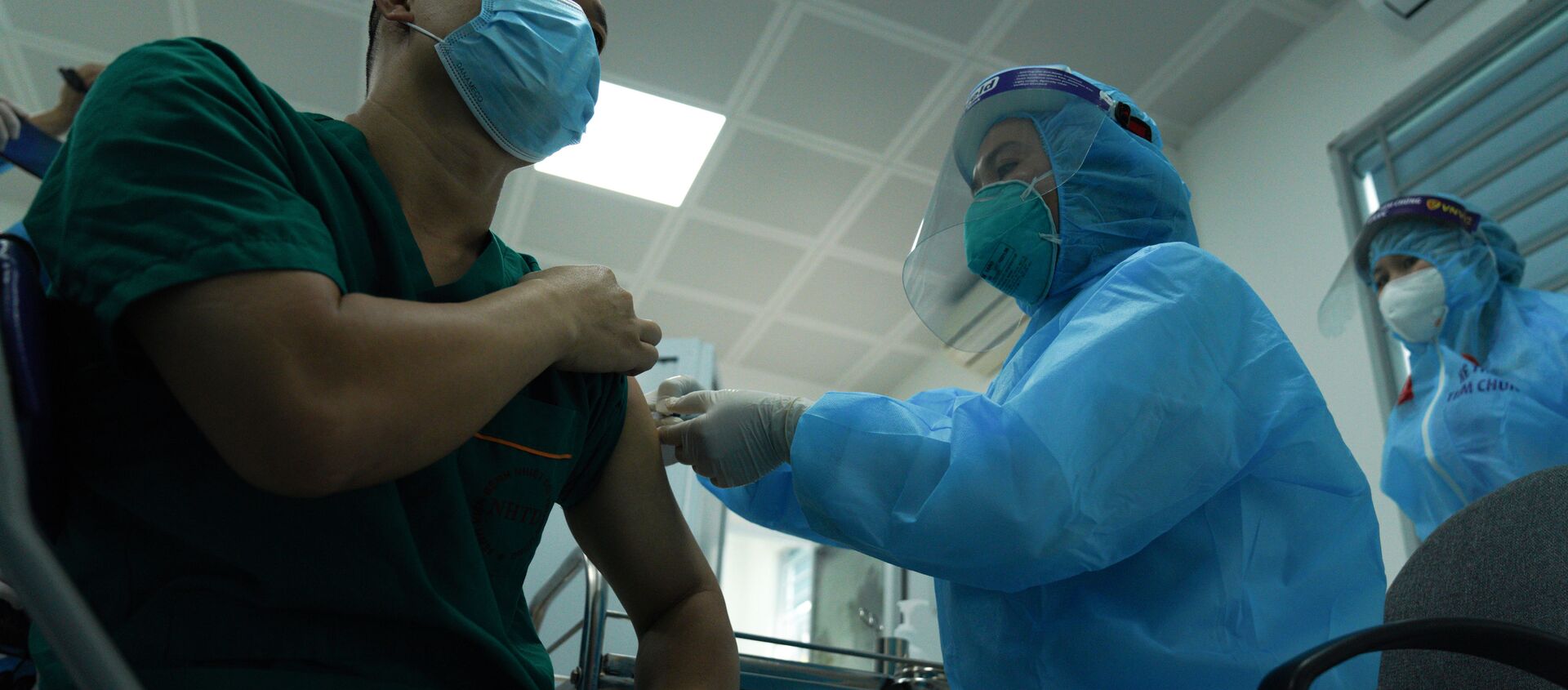 Bệnh nhân đang được tiêm vắc-xin Covid-19 - Sputnik Việt Nam, 1920, 14.03.2021