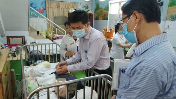 Phó Giáo sư Nguyễn Thanh Hiệp thăm trẻ em mồ côi tại Trung tâm bảo trợ trẻ tàn tật-mồ côi Thị Nghè. - Sputnik Việt Nam