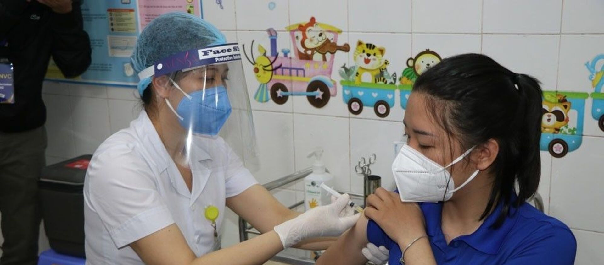 Tiêm vaccine phòng dịch COVID-19 cho những người được ưu tiên đợt 1. - Sputnik Việt Nam, 1920, 08.03.2021