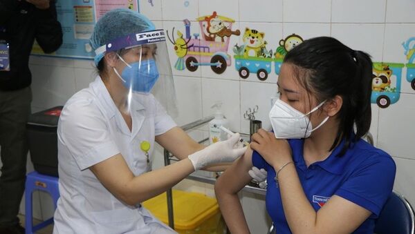 Tiêm vaccine phòng dịch COVID-19 cho những người được ưu tiên đợt 1. - Sputnik Việt Nam
