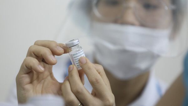 Nhân viên y tế tham gia trực tiếp công tác phòng chống dịch COVID-19 tại Bệnh viện Thanh Nhàn được tiêm vaccine phòng COVID-19. - Sputnik Việt Nam