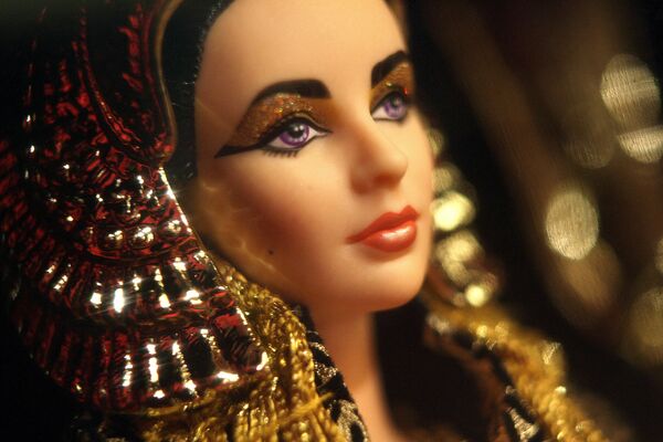 Búp bê barbie Elizabeth Taylor trong vai Cleopatra - Sputnik Việt Nam