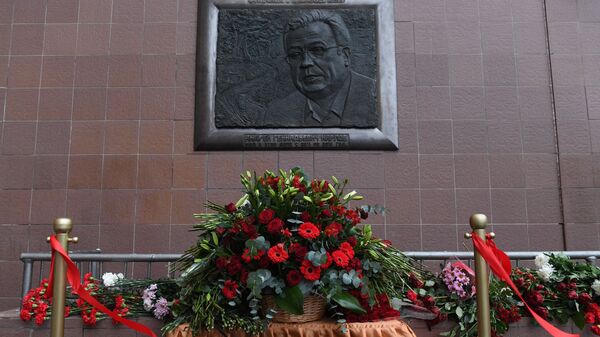 Bảng tưởng niệm nhà ngoại giao Nga Andrei Karlov ở Matxcơva. - Sputnik Việt Nam