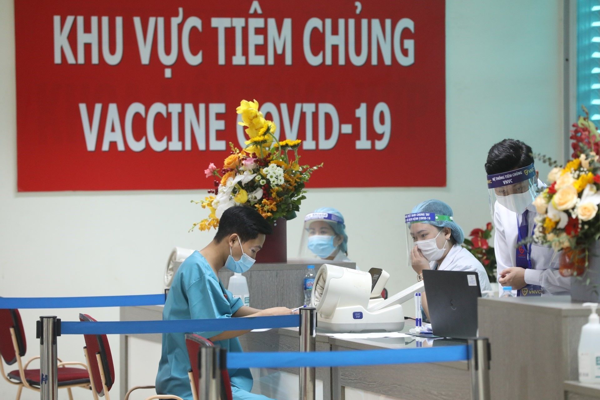 Nhân viên y tế Việt Nam kể triệu chứng sau khi tiêm vaccine Covid-19 của AstraZeneca - Sputnik Việt Nam, 1920, 09.03.2021