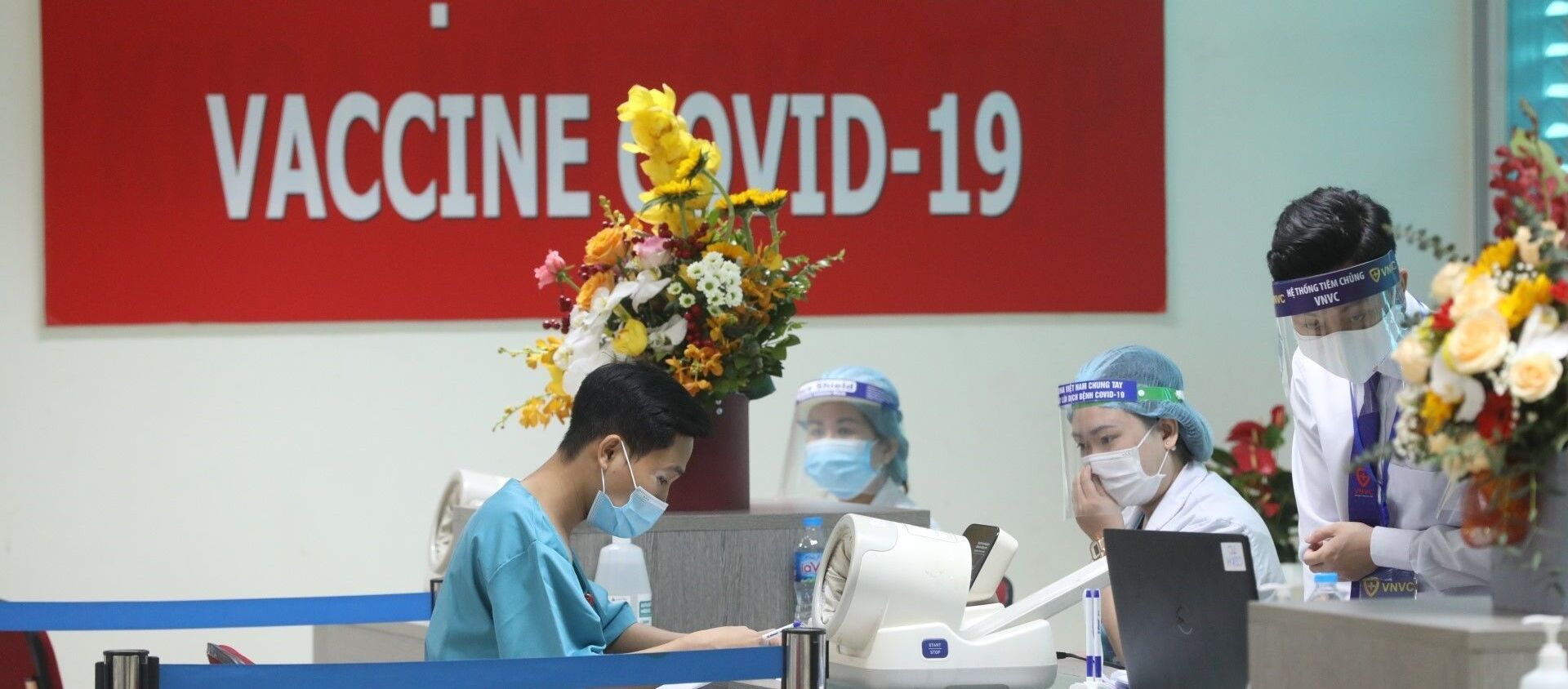 Dự kiến có 30 người là nhân viên y tế tham gia trực tiếp công tác phòng chống dịch COVID-19 tại Bệnh viện Thanh Nhàn (Sở Y tế Hà Nội) được tiêm vaccine phòng COVID-19. - Sputnik Việt Nam, 1920, 10.03.2021
