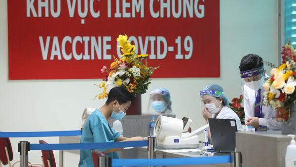 Dự kiến có 30 người là nhân viên y tế tham gia trực tiếp công tác phòng chống dịch COVID-19 tại Bệnh viện Thanh Nhàn (Sở Y tế Hà Nội) được tiêm vaccine phòng COVID-19. - Sputnik Việt Nam