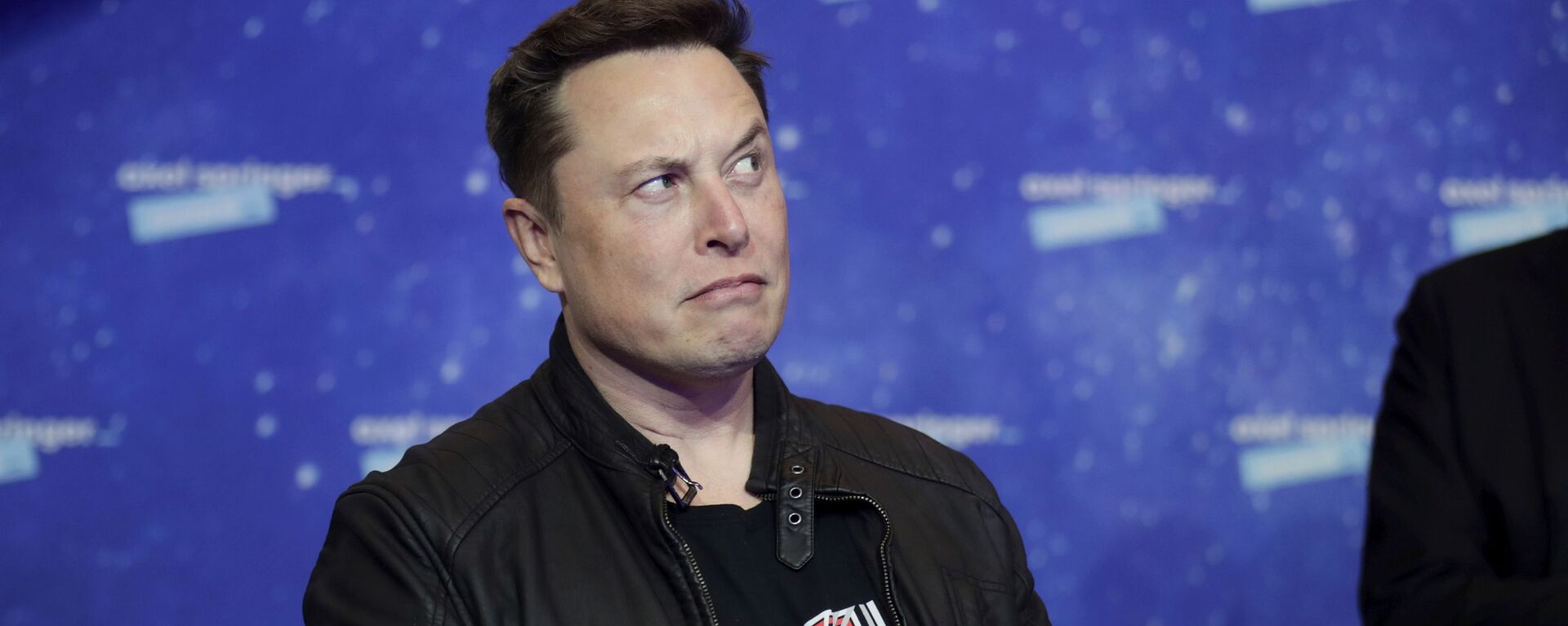 Chủ sở hữu SpaceX và Giám đốc điều hành Tesla, Elon Musk, đến trên thảm đỏ cho giải thưởng truyền thông Axel Springer, ở Berlin, Đức, thứ Ba, ngày 1 tháng 12 năm 2020. - Sputnik Việt Nam, 1920, 22.04.2023