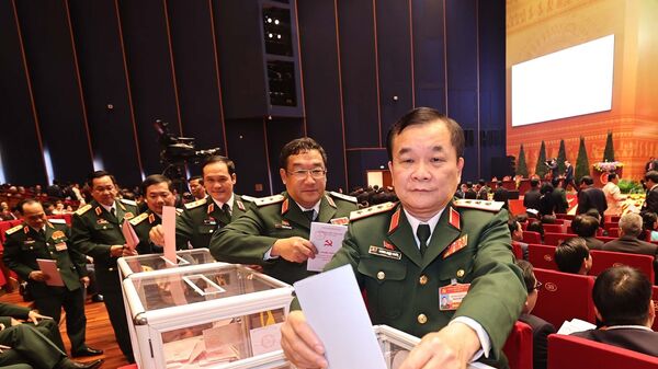 Các đại biểu Quân đội bỏ phiếu bầu Ban Chấp hành Trung ương khóa XIII. - Sputnik Việt Nam