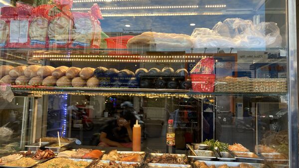 Bánh mì tinh than tre được bán song song với bánh mì thường  - Sputnik Việt Nam