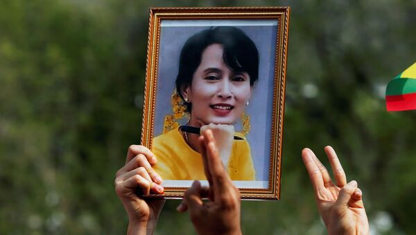 Người biểu tình với bức chân dung của Cố vấn Nhà nước Myanmar Aung San Suu Kyi ở Bangkok, Thái Lan. - Sputnik Việt Nam