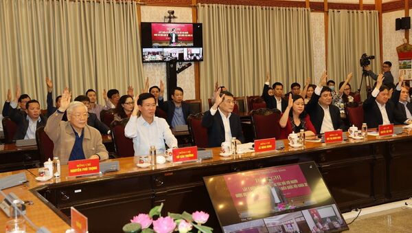  Tổng Bí thư, Chủ tịch nước Nguyễn Phú Trọng và các đại biểu giơ tay biểu quyết tại hội nghị. - Sputnik Việt Nam