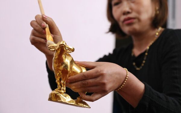 Sản phẩm trâu vàng Tân Sửu 2021 được gia đình nghệ nhân Nguyễn Anh Chung thếp vàng theo đơn đặt hàng - Sputnik Việt Nam
