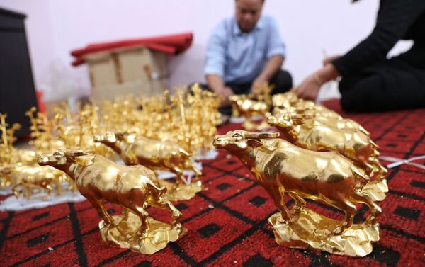 Sản phẩm trâu vàng Tân Sửu 2021 được gia đình nghệ nhân Nguyễn Anh Chung thếp vàng theo đơn đặt hàng. - Sputnik Việt Nam