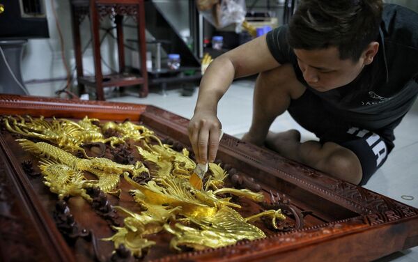 Một số sản phẩm đã được thếp vàng của gia đình Nguyễn Văn Hiệp tại làng nghề vàng, bạc Kiêu Kỵ, huyện Gia Lâm (Hà Nội) - Sputnik Việt Nam