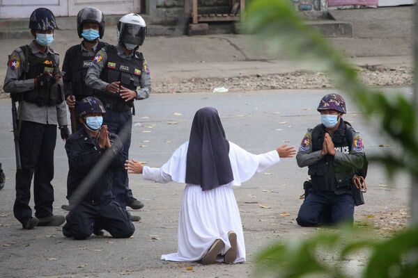 Vị nữ tu quỳ xuống van xin cảnh sát tha mạng cho người biểu tình chống đảo chính quân sự ở Myanmar - Sputnik Việt Nam