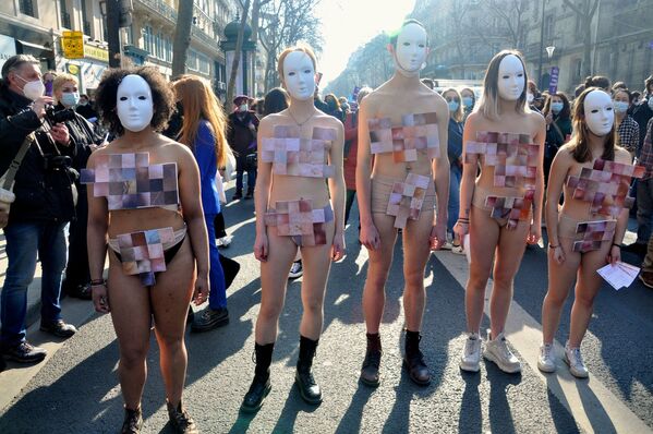 Các thành viên tham gia cuộc tuần hành vì nữ quyền ở Paris - Sputnik Việt Nam