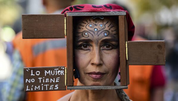 Người tham gia tuần hành kỷ niệm Ngày Quốc tế Phụ nữ ở Santiago, Chile - Sputnik Việt Nam