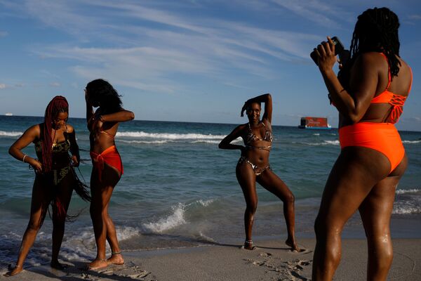 Các cô gái thư giãn trên bãi biển ở Miami - Sputnik Việt Nam