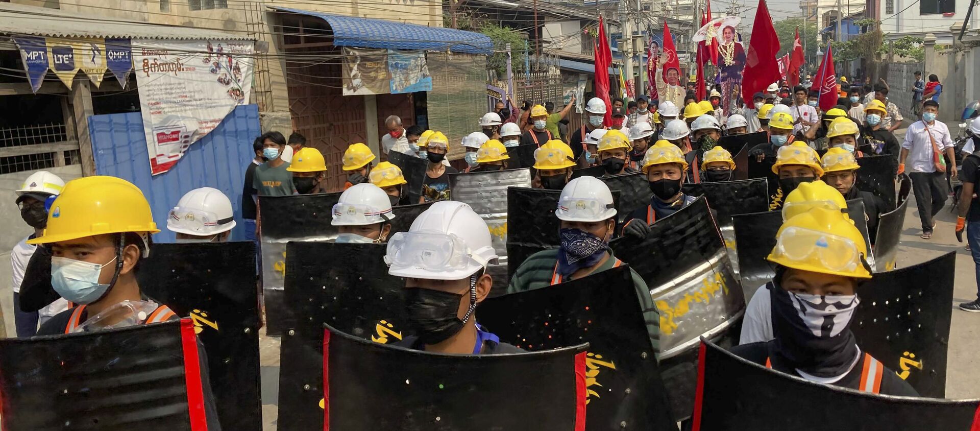 Người biểu tình tuần hành với những tấm chắn tạm bợ trên một con đường chính trong cuộc biểu tình ở Mandalay, Myanmar, Thứ Hai, ngày 8 tháng 3 năm 2021. Các cuộc biểu tình lớn đã xảy ra hàng ngày trên nhiều thành phố và thị trấn ở Myanmar. - Sputnik Việt Nam, 1920, 12.03.2021