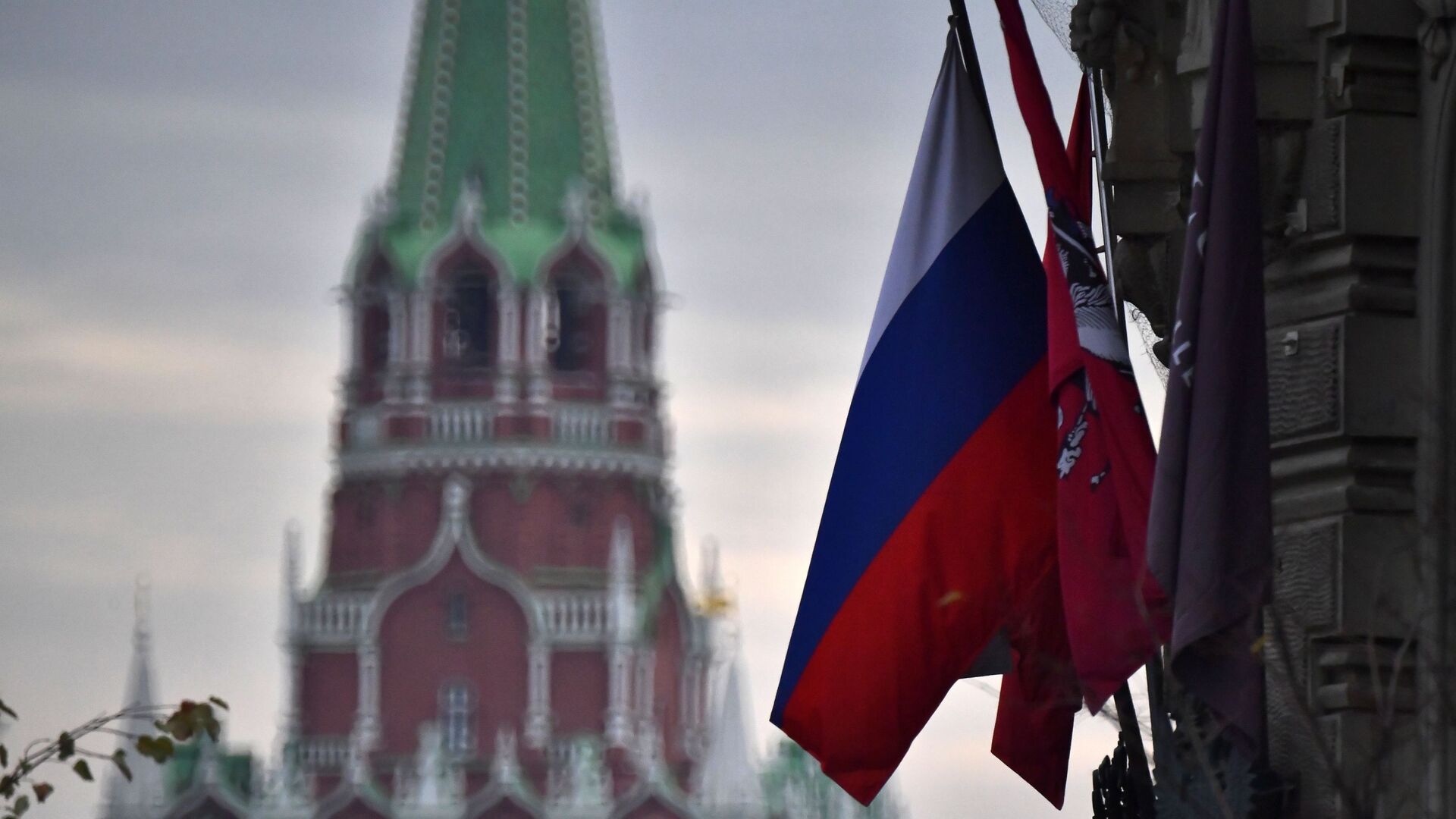 Ba màu của Nga trên nền của một trong những tòa tháp của Điện Kremlin ở Moscow - Sputnik Việt Nam, 1920, 14.02.2022