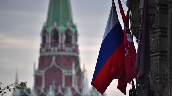 Ba màu của Nga trên nền của một trong những tòa tháp của Điện Kremlin ở Moscow - Sputnik Việt Nam