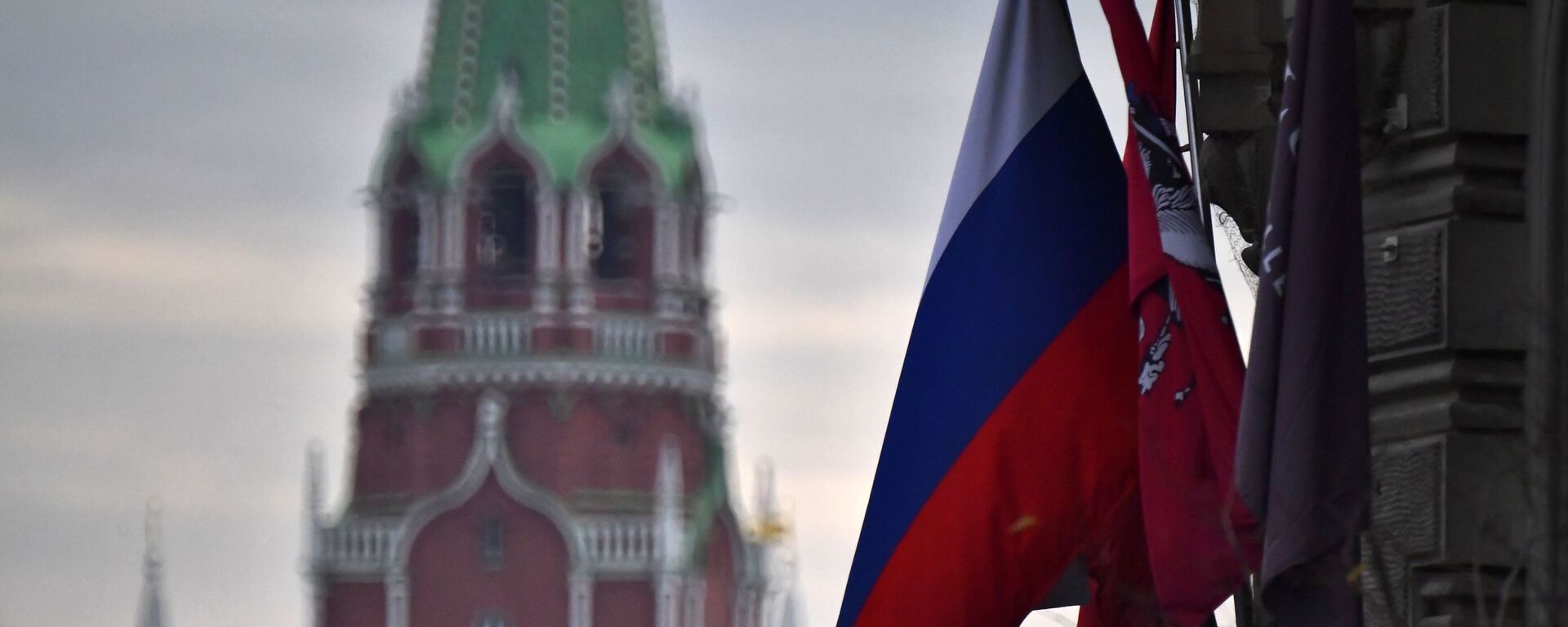 Ba màu của Nga trên nền của một trong những tòa tháp của Điện Kremlin ở Moscow - Sputnik Việt Nam, 1920, 07.04.2022
