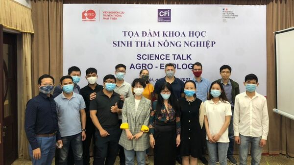 Các chuyên gia CIRAD (Pháp) cùng các nhà báo tham dự Tọa đàm khoa học - Sputnik Việt Nam