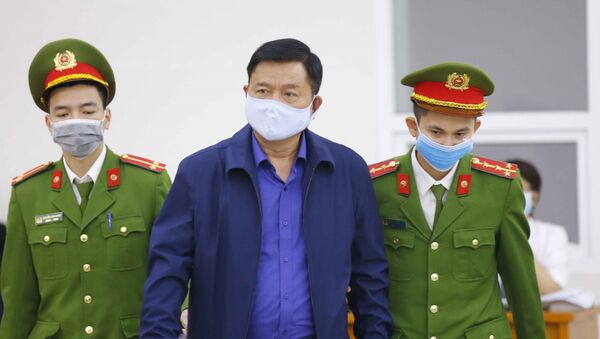 Cảnh sát dẫn giải bị cáo Đinh La Thăng vào phiên tòa xét xử - Sputnik Việt Nam