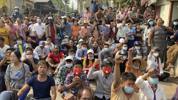 Người biểu tình phản đối đảo chính quân sự ở Mandalay, Myanmar. - Sputnik Việt Nam